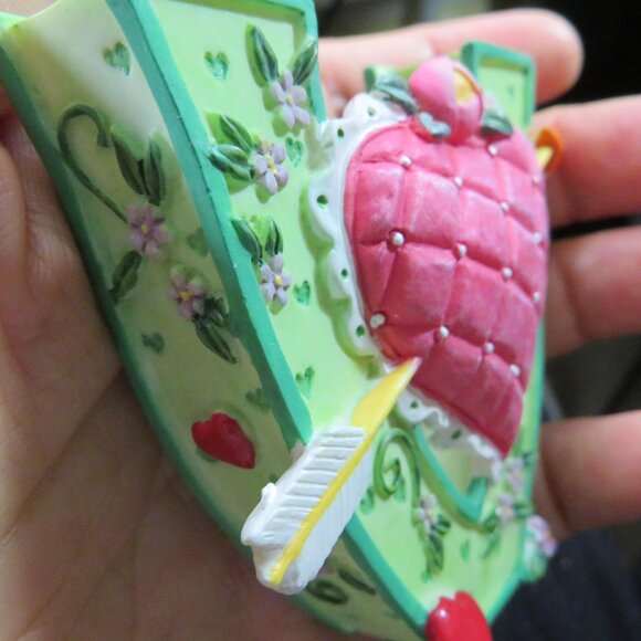 Mary Engelbreit letter "V" resin alphabet 1999 2.75" tall NO CHIPS Valentine - Picture 6 of 7